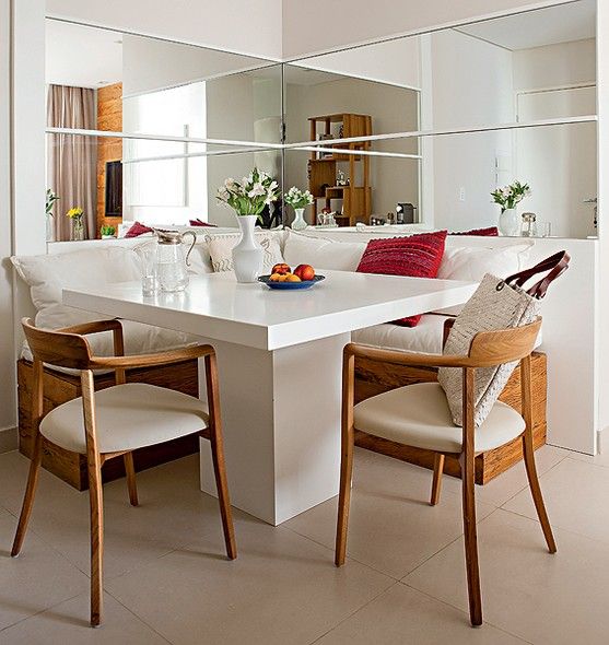 Sala de jantar moderna Com espelho