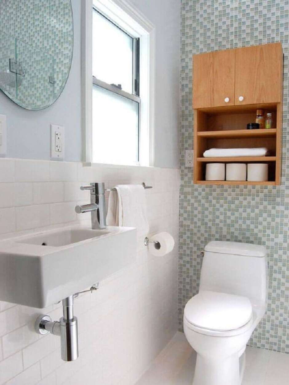 Banheiro pequeno simples Com nicho