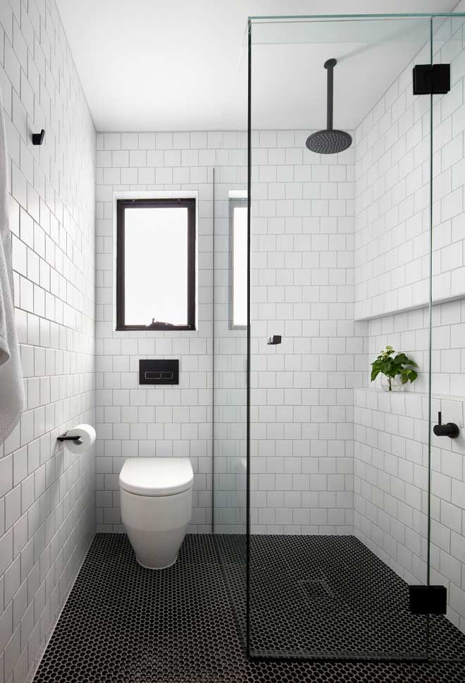 Banheiro pequeno simples Preto e branco