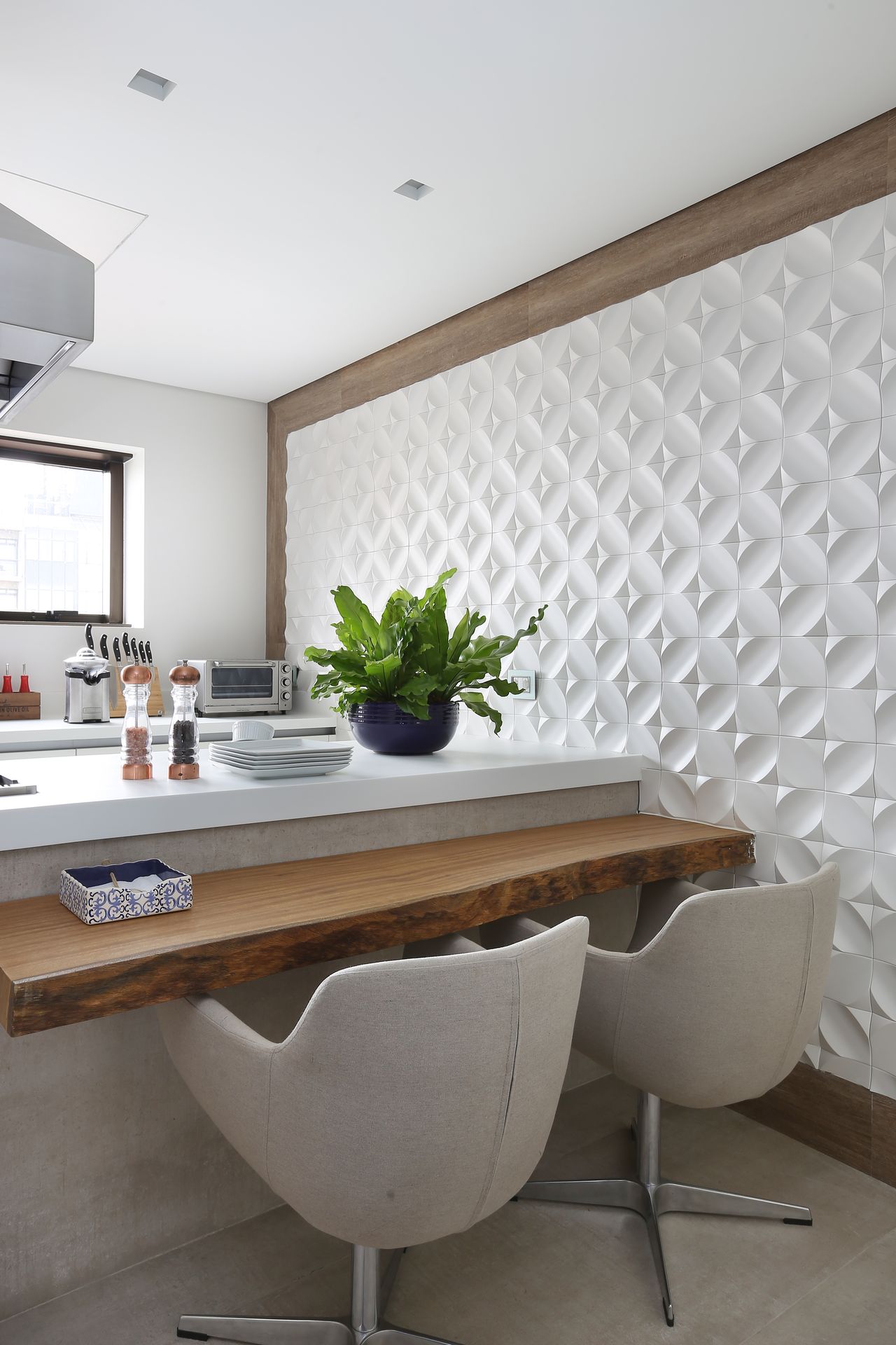Instalação de papel de parede 3D na cozinha