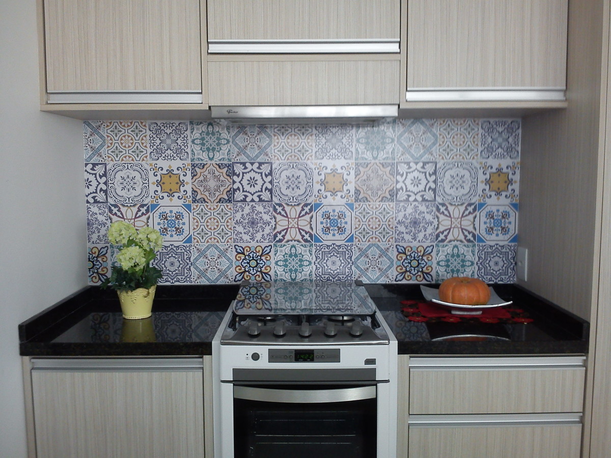 Cozinha com papel de parede Azulejo português