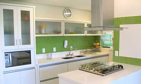 Cozinha decorada com pastilhas Verde