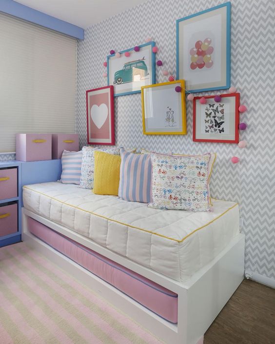 Quarto decorado feminino Com papel de parede