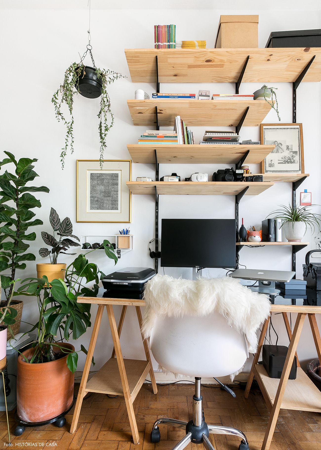 Decoração com prateleiras para quarto E cavalete