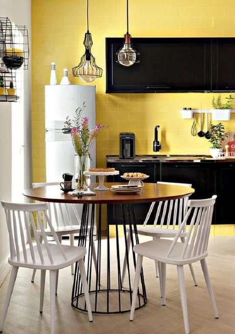 Mesa Redonda Pequena em Cozinha Amarela