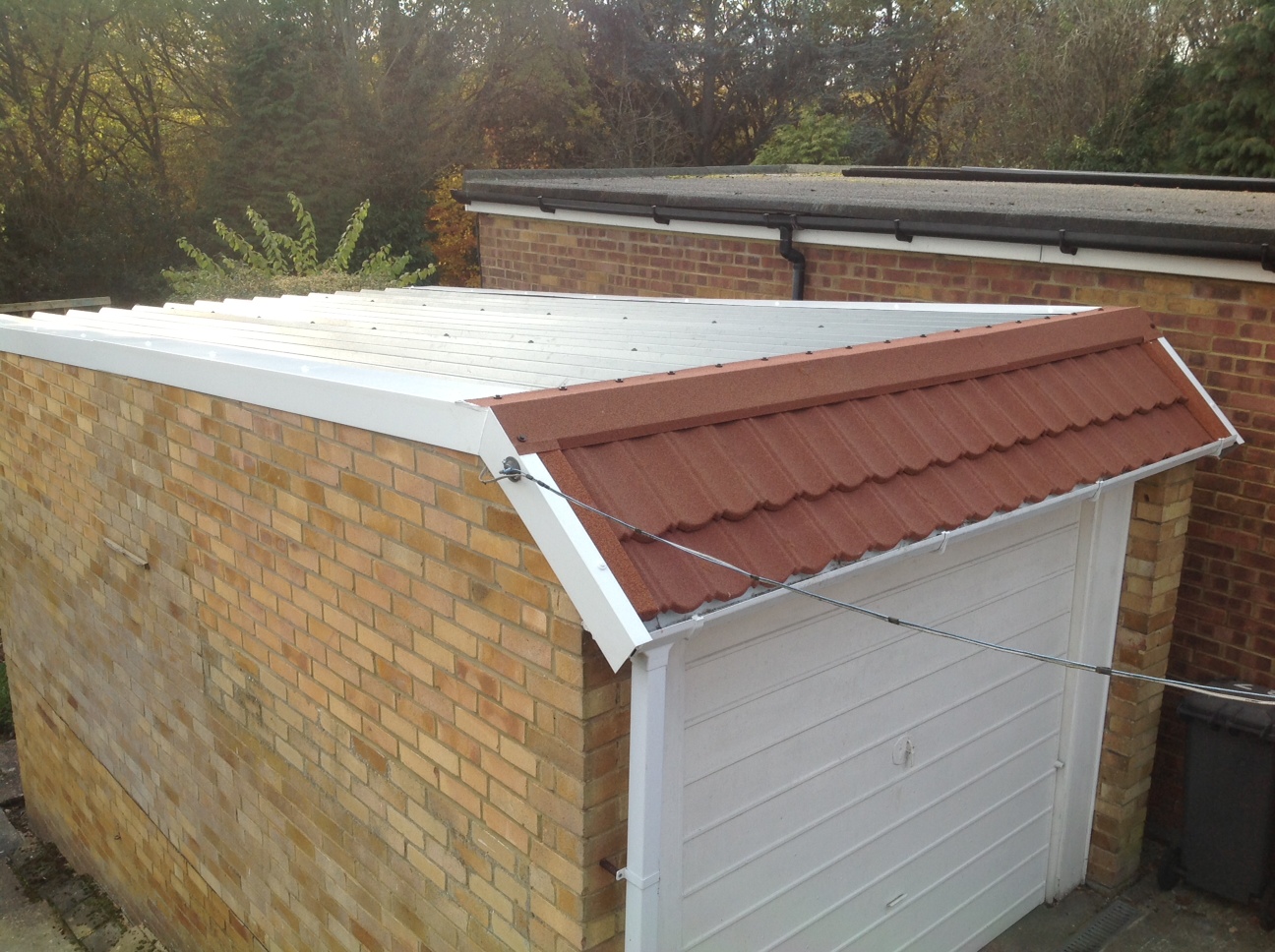 Cobertura Para Garagem Com estrutura em madeira envernizada e telha branca