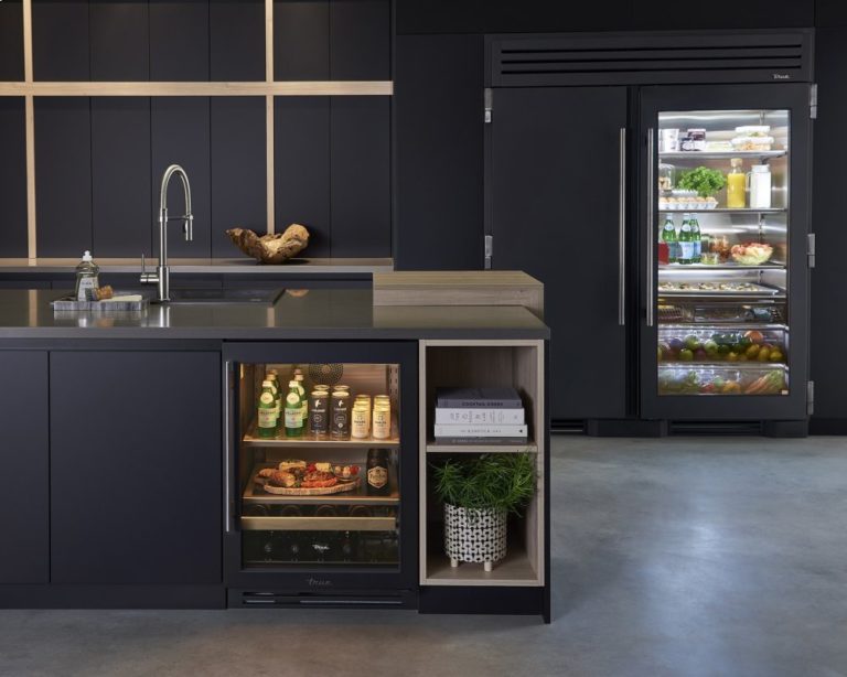 Geladeira preta: 80 Sofisticados Modelos para se Inspirar!