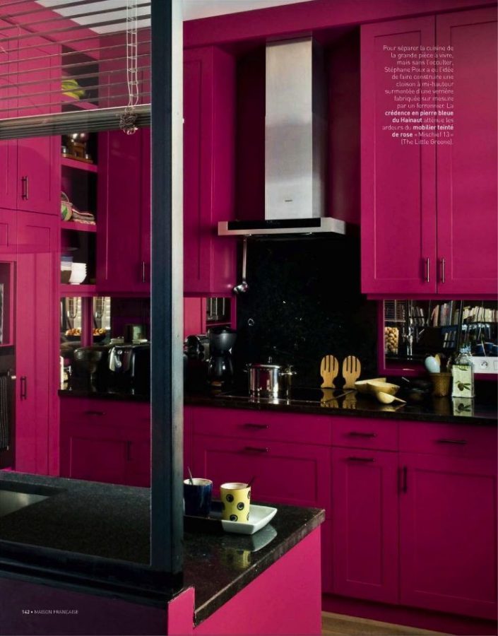 Cozinha rosa e preto com prateleiras e nichos