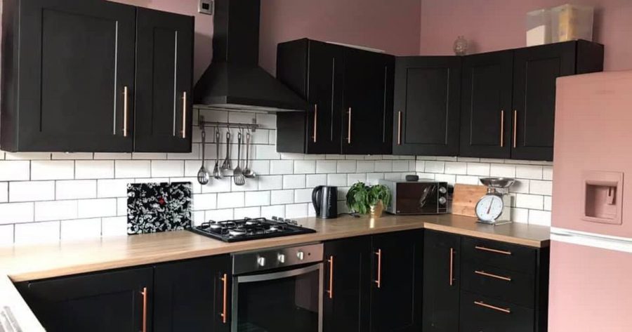 Cozinha com objetos decorativos em rosa e preto