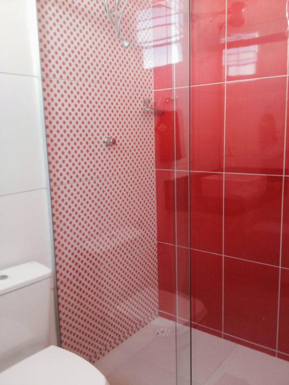 Banheiro vermelho Simples