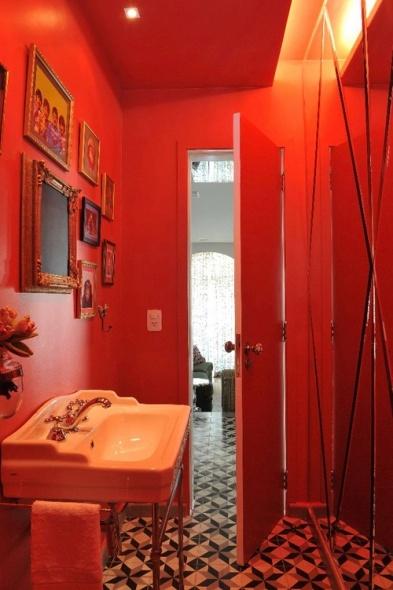 Banheiro vermelho Simples