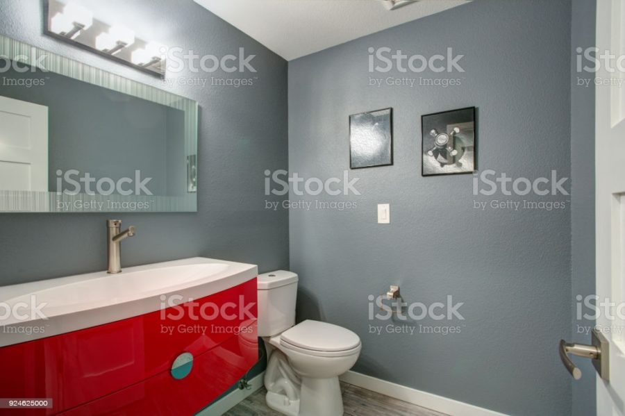 Banheiro vermelho E cinza